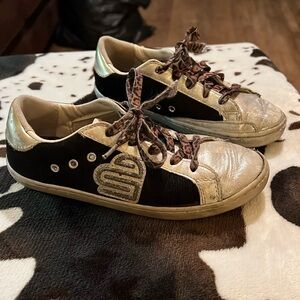 Justice girls size 2 distressed sneaker